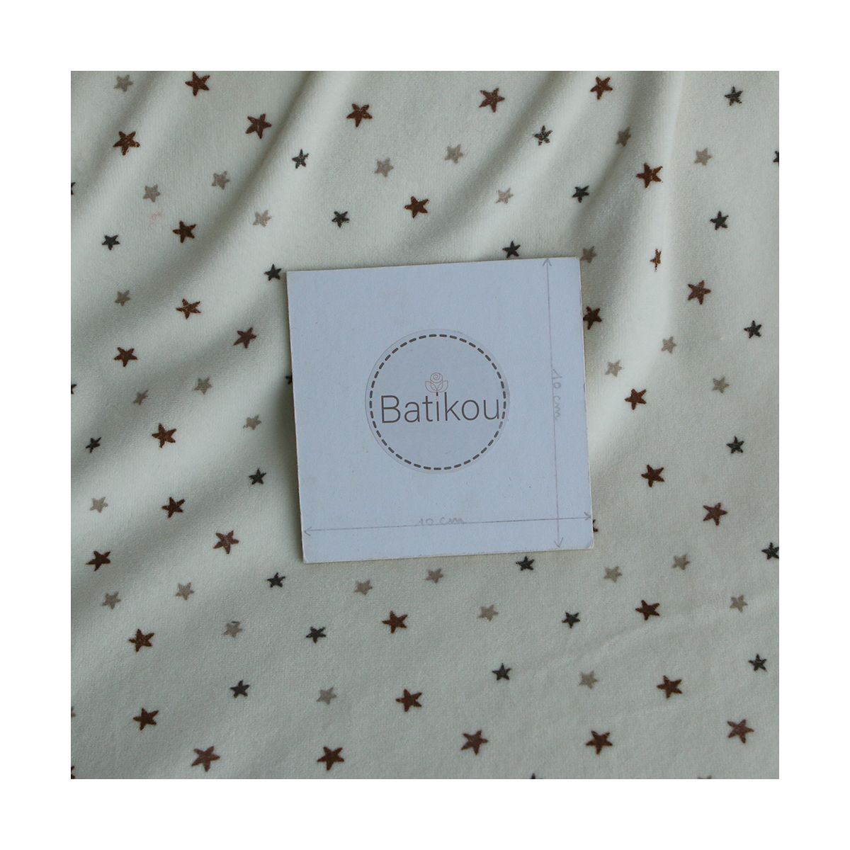 Stars - Velours de coton Nicky fond blanc lait motif étoiles marron