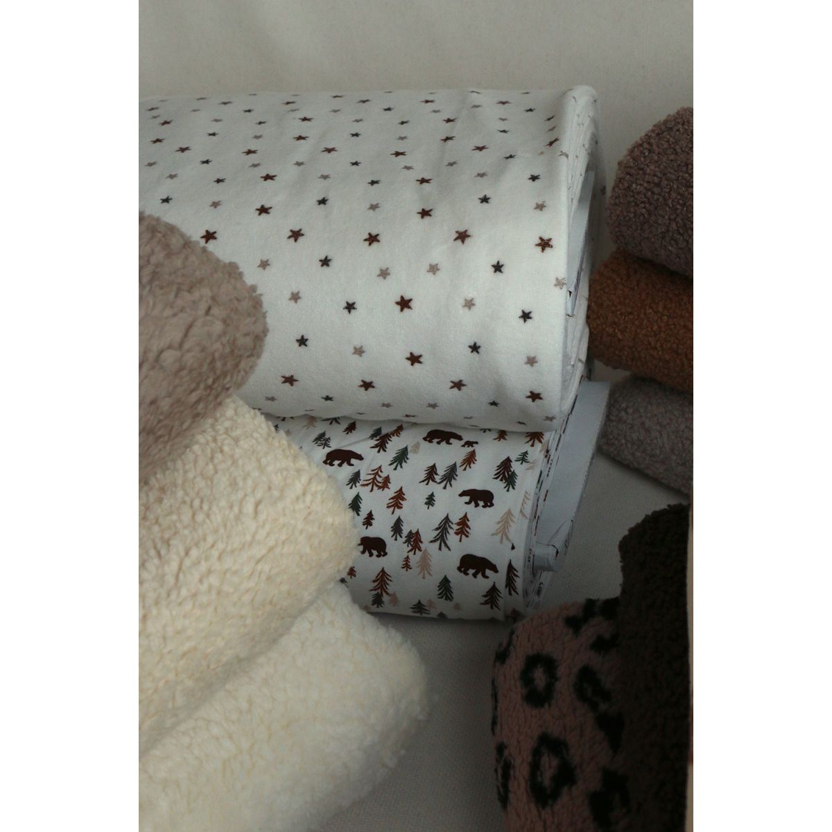 Stars - Velours de coton Nicky fond blanc lait motif étoiles marron