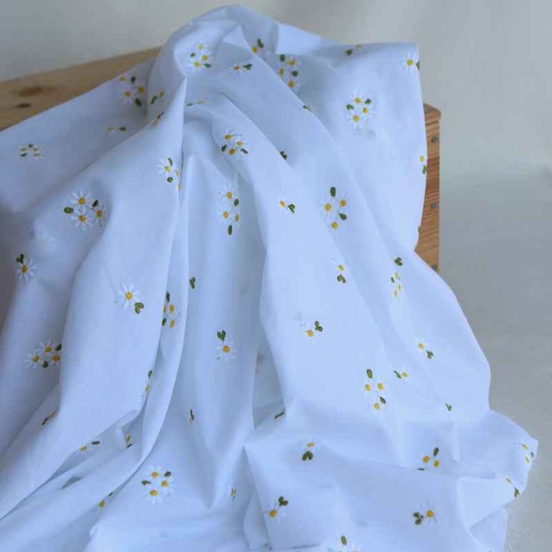 Daphné - Voile de coton blanc broderies marguerites