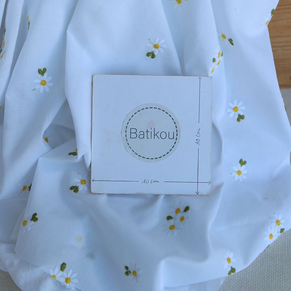 Daphné - Voile de coton blanc broderies marguerites