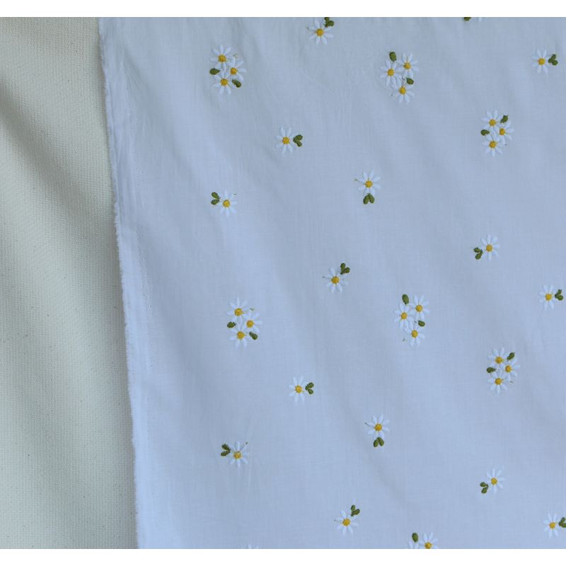 Daphné - Voile de coton blanc broderies marguerites