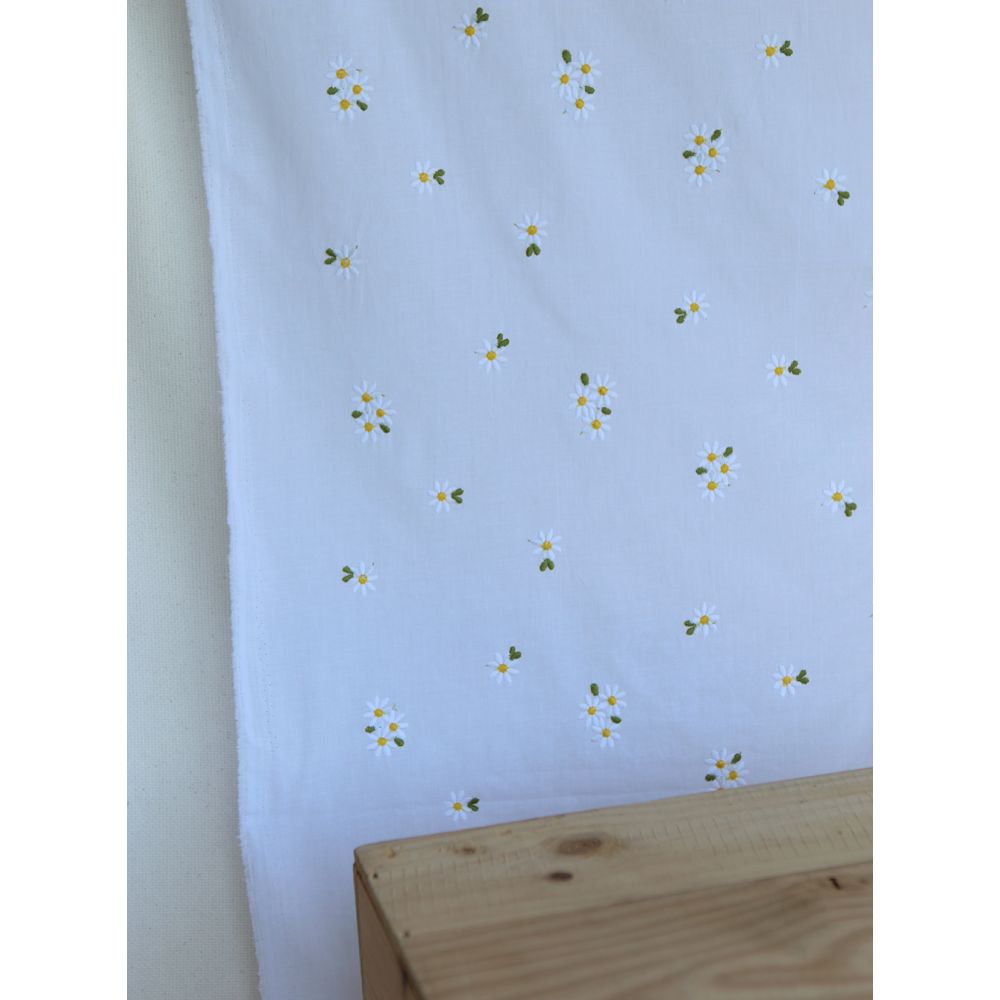 Daphné - Voile de coton blanc broderies marguerites