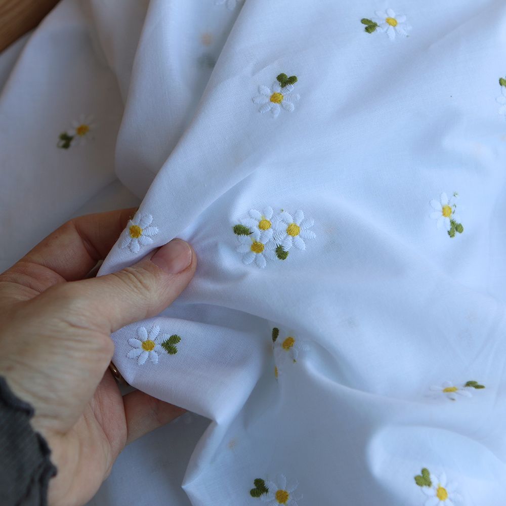 Daphné - Voile de coton blanc broderies marguerites