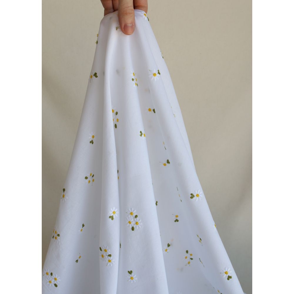 Daphné - Voile de coton blanc broderies marguerites