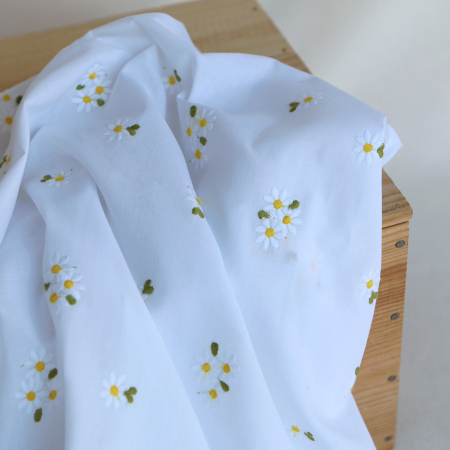 Daphné - Voile de coton blanc broderies marguerites