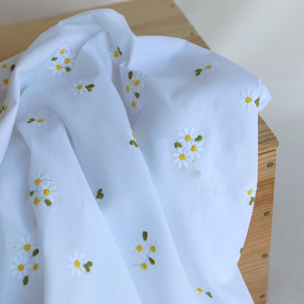 Daphné - Voile de coton blanc broderies marguerites