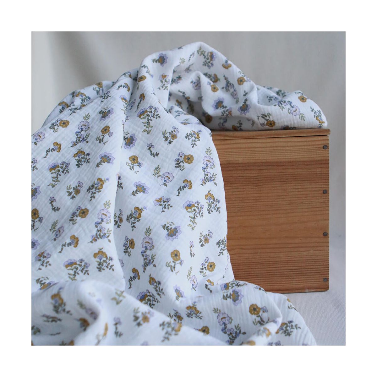 Azélie - Double gaze de coton motif fleuri parme moutarde et vert