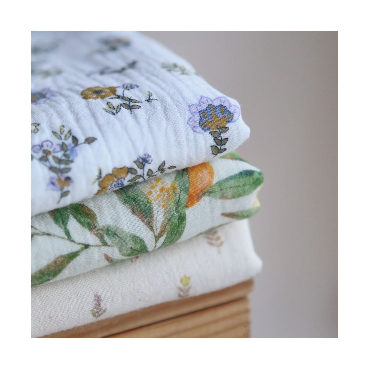 Azélie - Double gaze de coton motif fleuri parme moutarde et vert