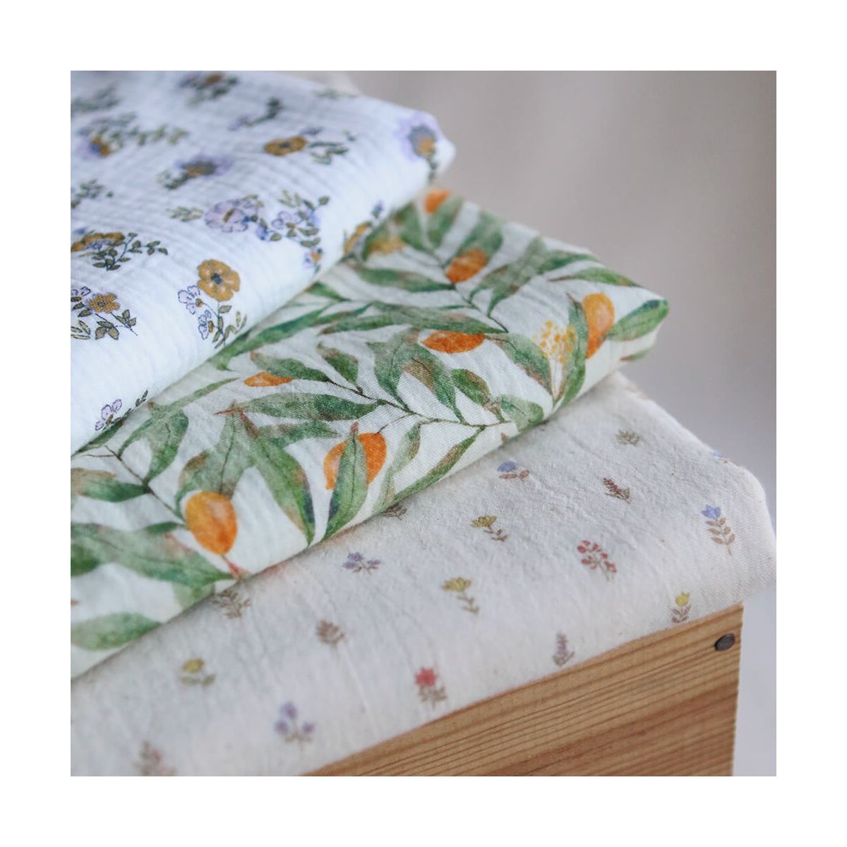 Azélie - Double gaze de coton motif fleuri parme moutarde et vert