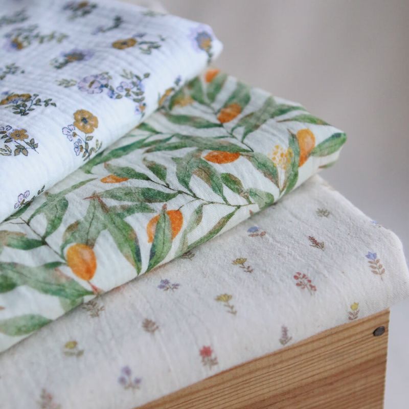 Azélie - Double gaze de coton motif fleuri parme moutarde et vert