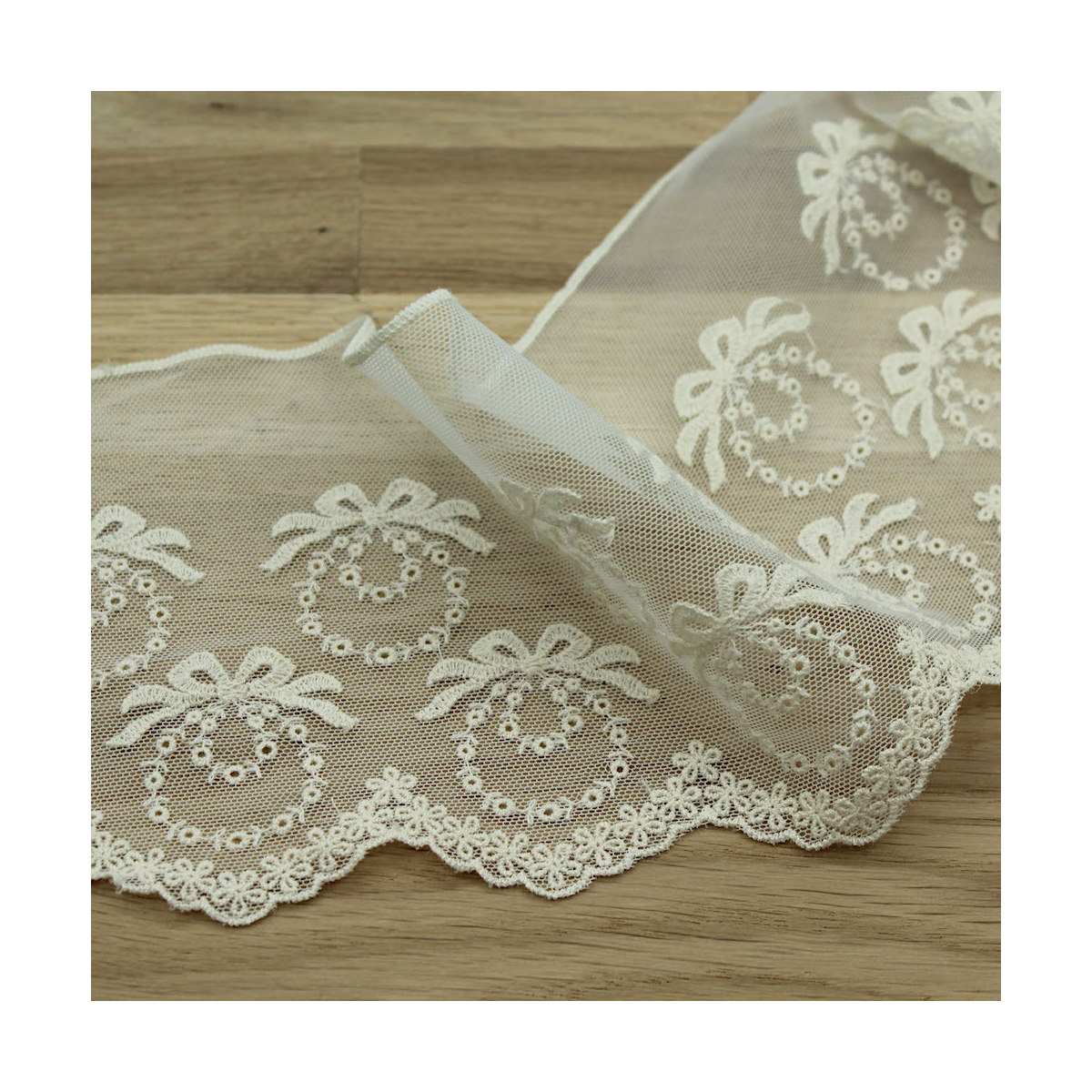 Galon tulle souple broderie coton brodé 130mm x 1m Galon tulle souple broderie coton brodé 130mm x 1m