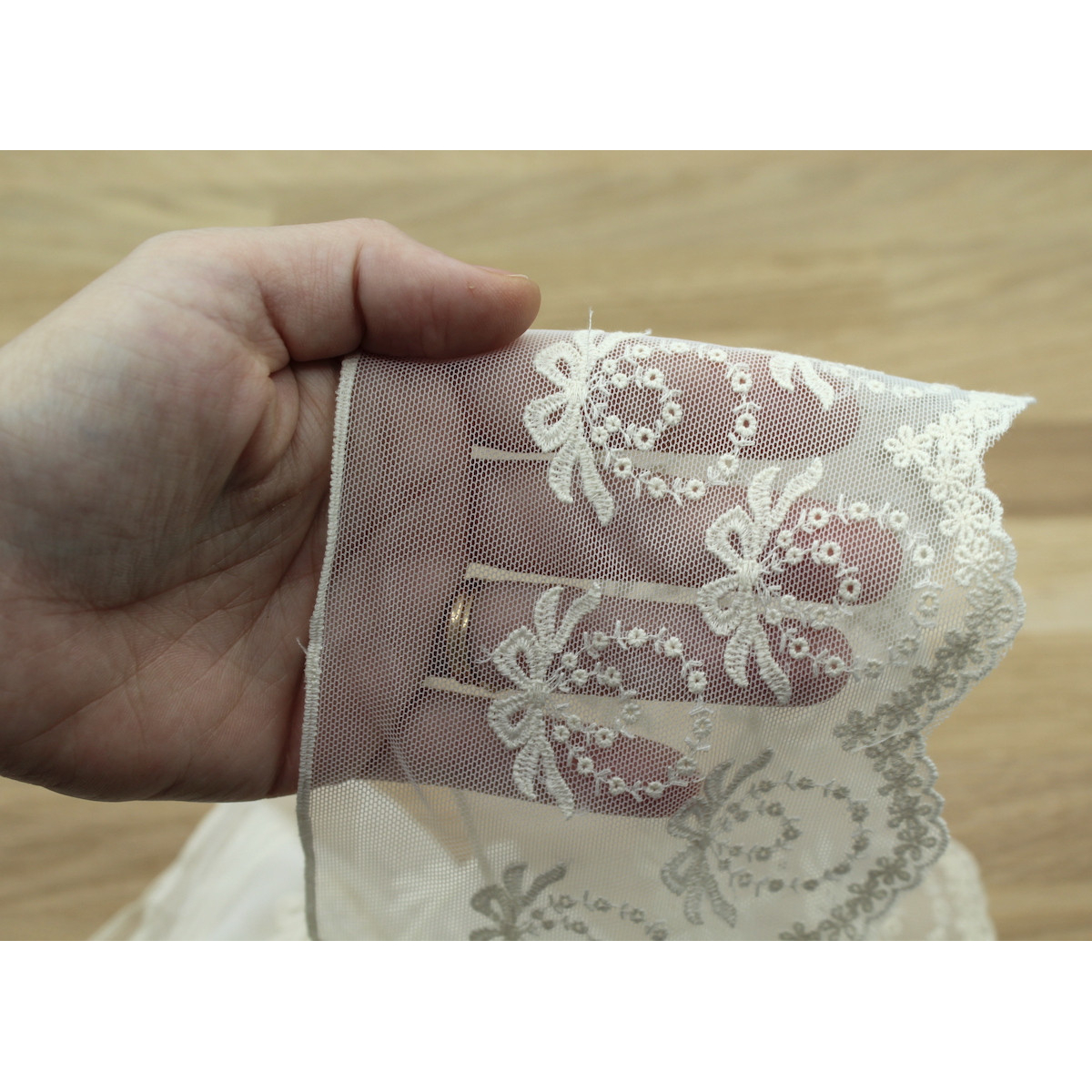 Galon tulle souple broderie coton brodé 130mm x 1m Galon tulle souple broderie coton brodé 130mm x 1m