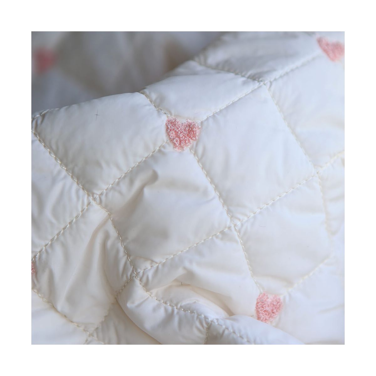 Cora - Matelassé doux et souple coeurs brodés rose