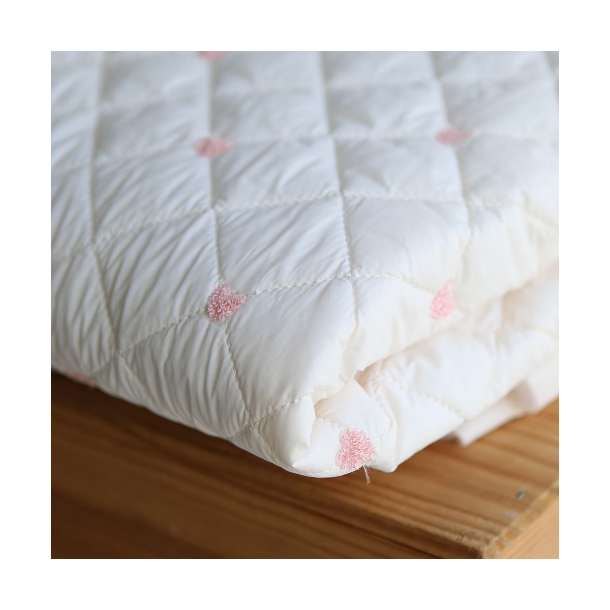 Cora - Matelassé doux et souple coeurs brodés rose