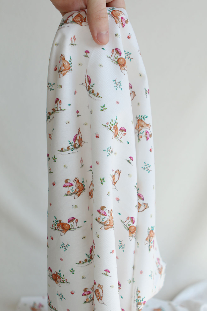 Tissu sergé de coton organique imprimé renards et champignons sur fond écru