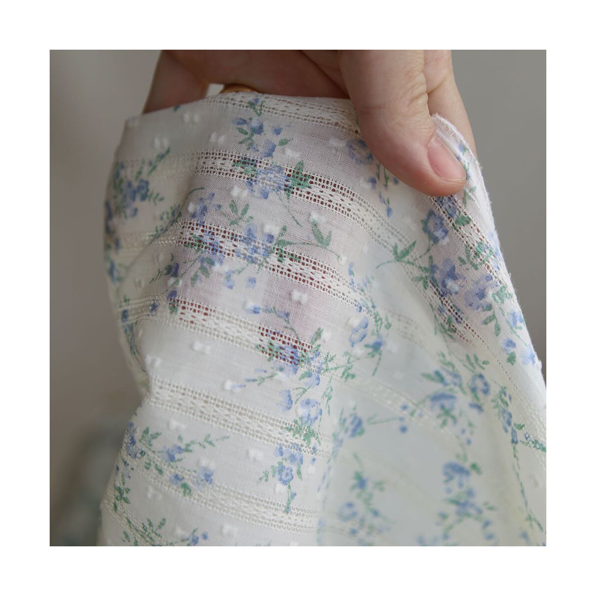 Blandine - Broderie anglaise plumetis coton texturé imprimé fleuri