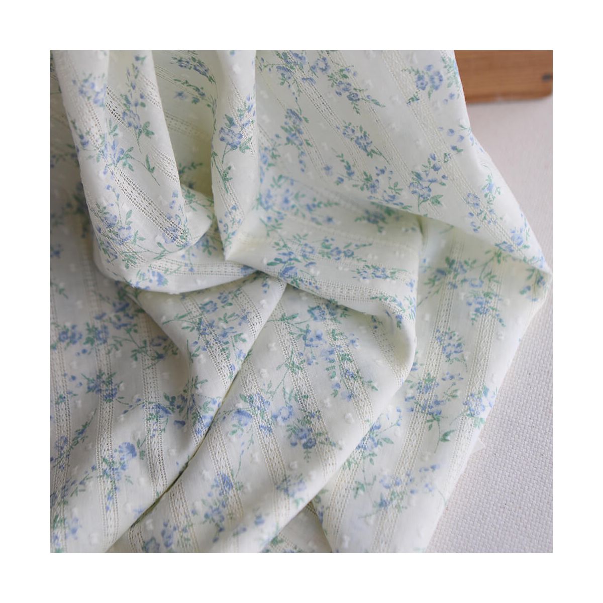 Blandine - Broderie anglaise plumetis coton texturé imprimé fleuri