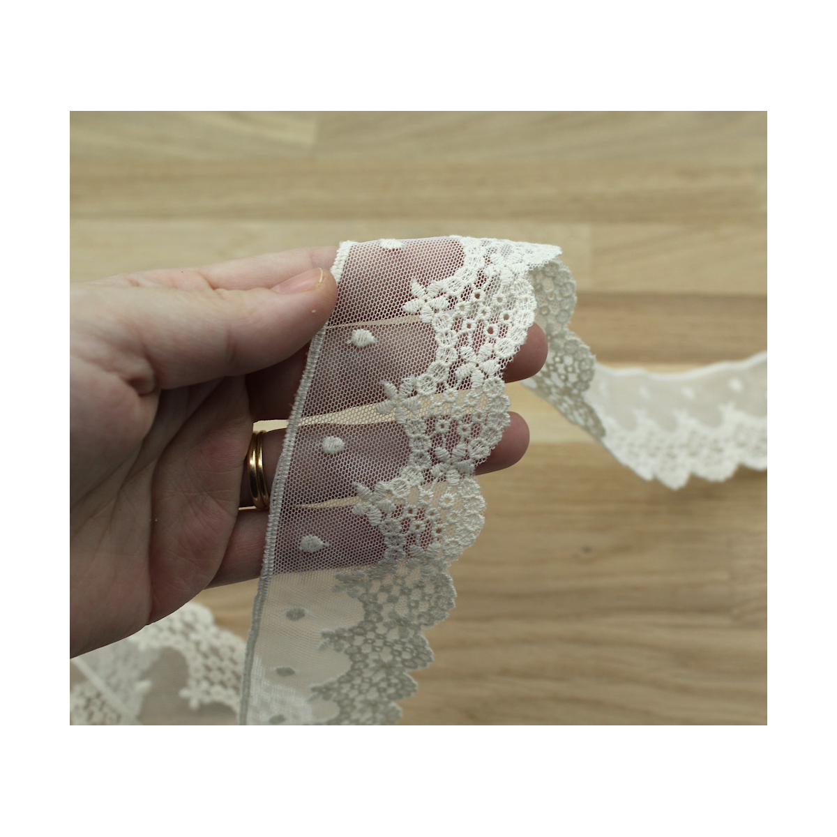 Galon tulle souple broderie coton brodé 50mm x 1m Galon tulle souple broderie coton brodé 50mm x 1m
