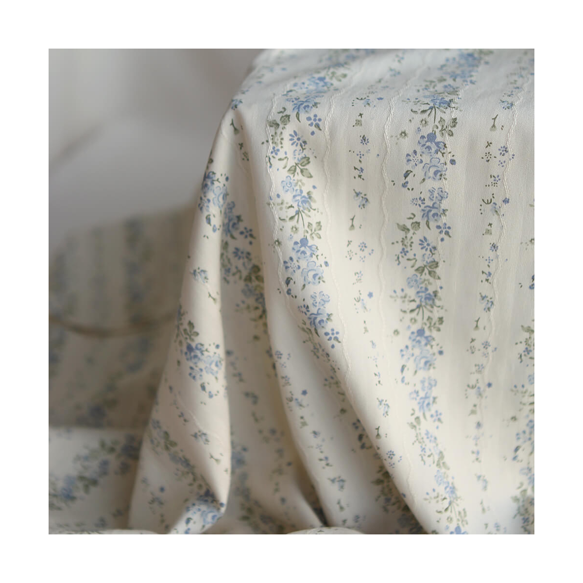 Camille - Tissu coton jacquard fleuri