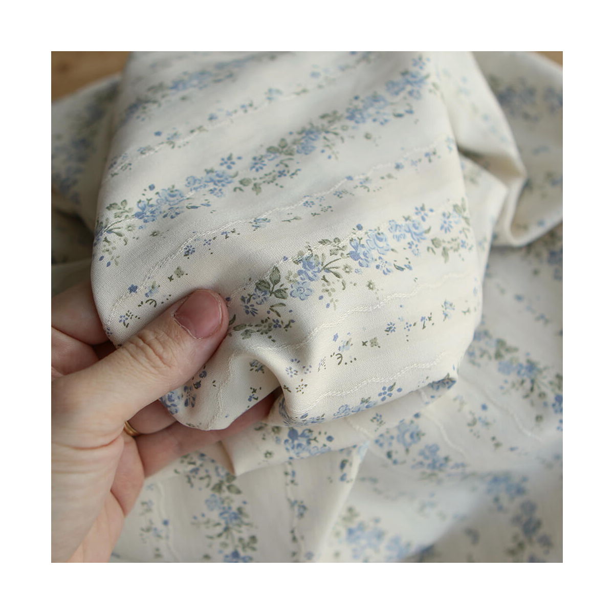 Camille - Tissu coton jacquard fleuri