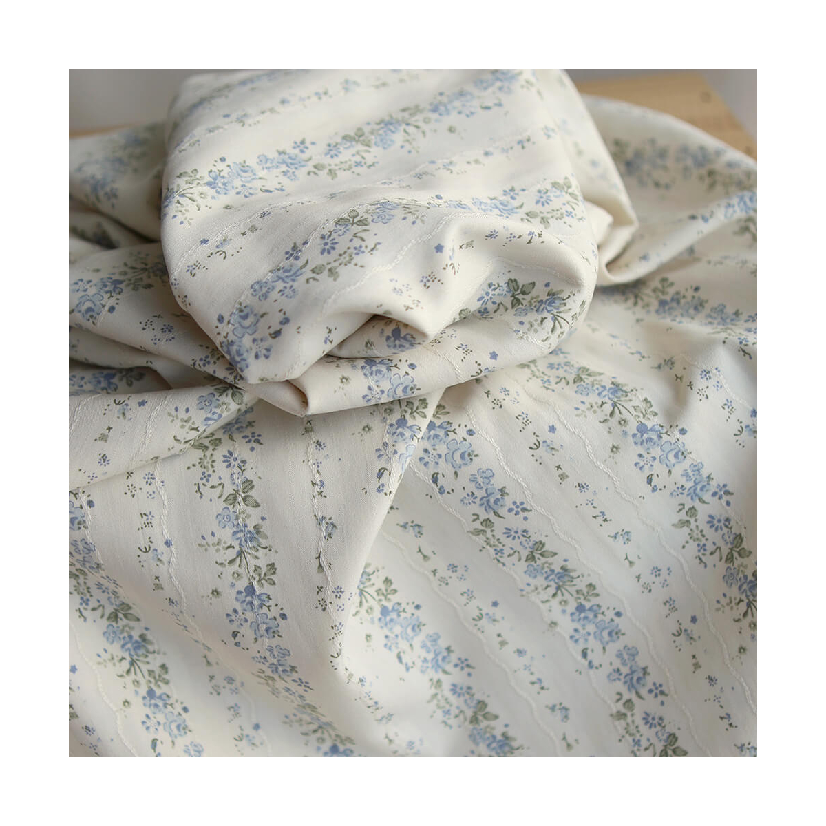 Camille - Tissu coton jacquard fleuri