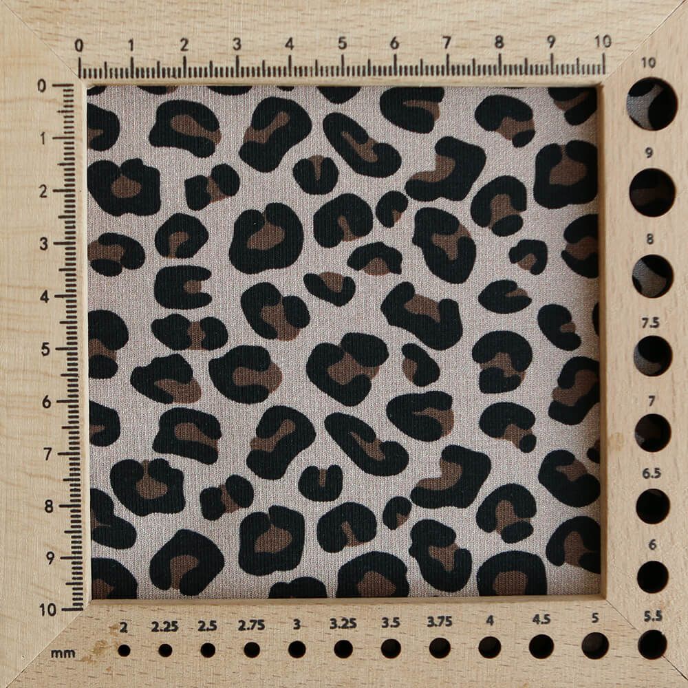 Jersey coton à fines côtes motif graou noir et brun noisette sur fond beige rosé