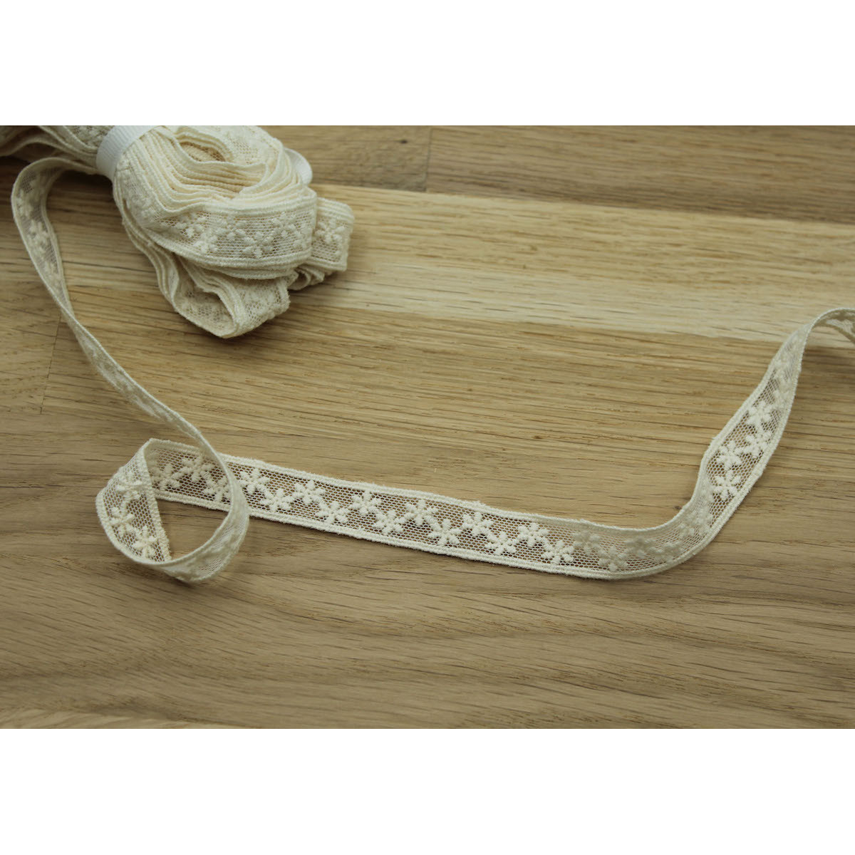 Galon tulle souple broderie coton brodé 15mm x 1m Galon tulle souple broderie coton brodé 15mm x 1m