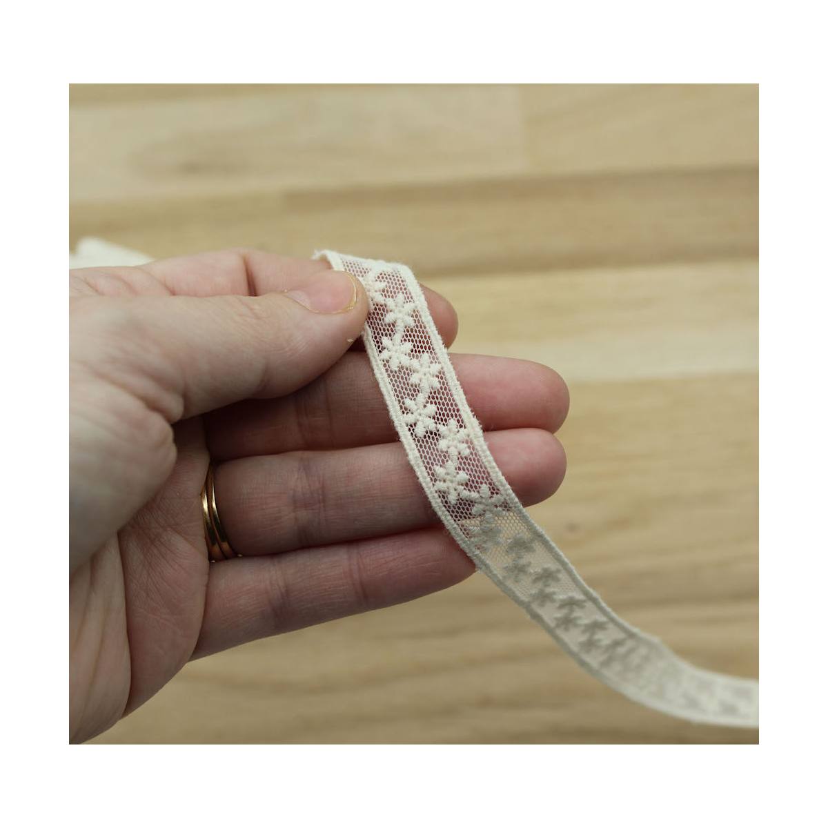 Galon tulle souple broderie coton brodé 15mm x 1m Galon tulle souple broderie coton brodé 15mm x 1m