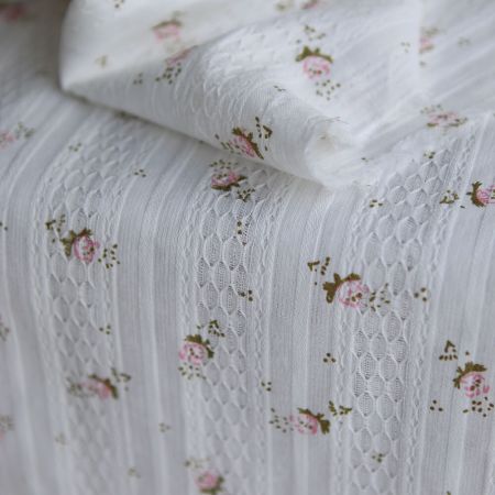 Suzanna - Tissu coton jacquard fond blanc fleuri rose