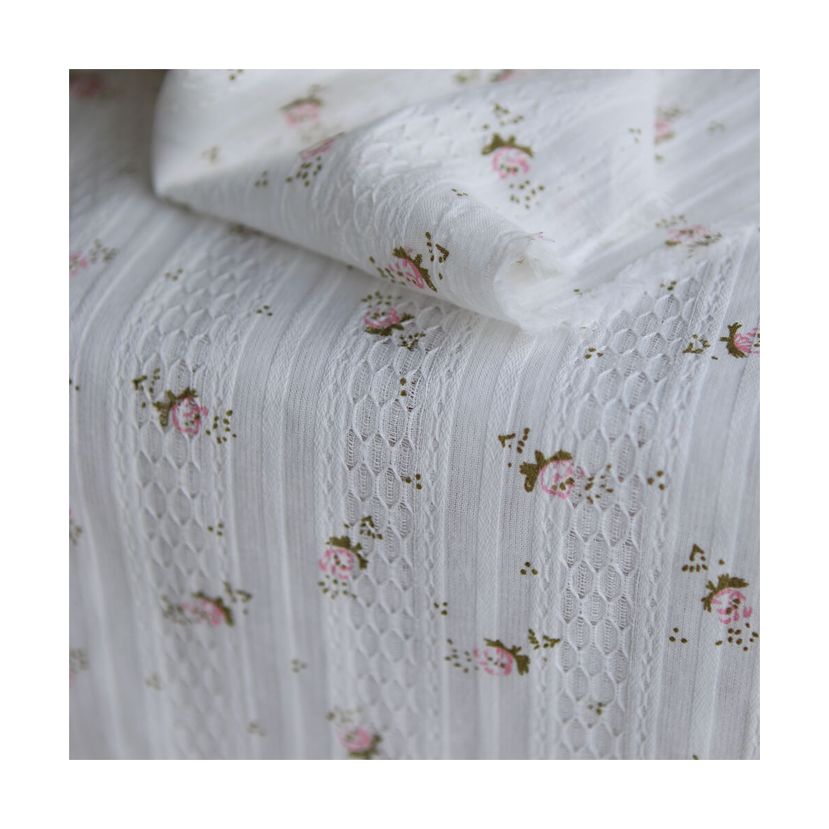 Suzanna - Tissu coton jacquard fond blanc fleuri rose