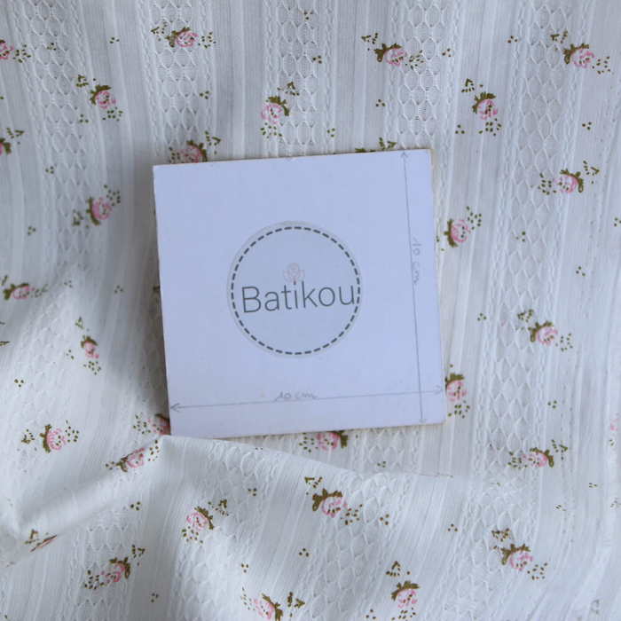 Suzanna - Tissu coton jacquard fond blanc fleuri rose