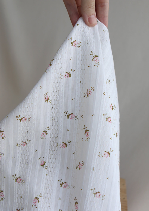 Suzanna - Tissu coton jacquard fond blanc fleuri rose