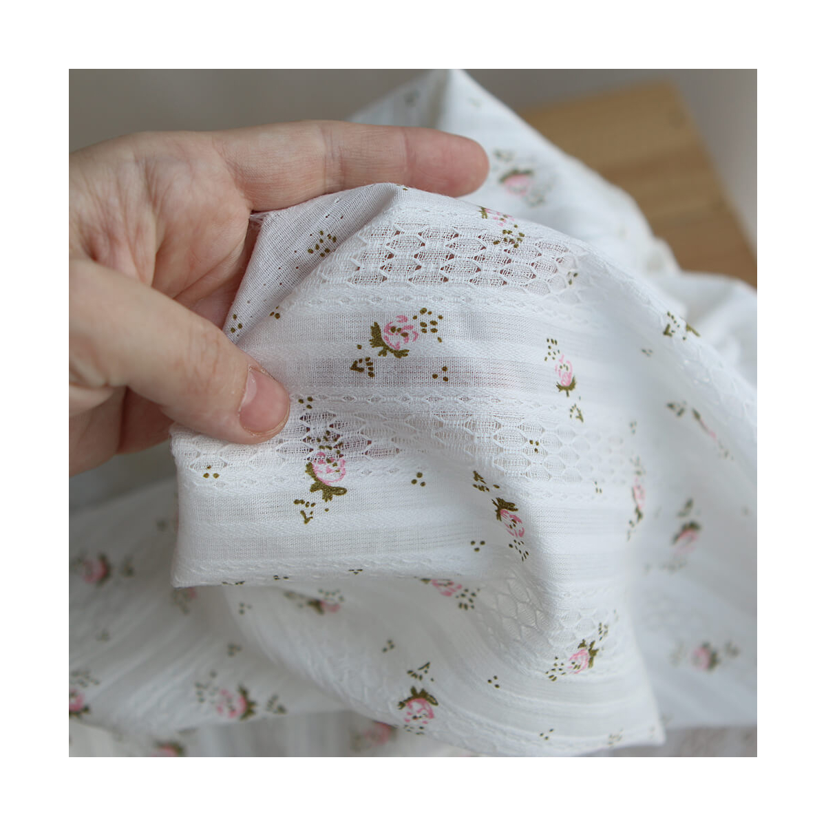 Suzanna - Tissu coton jacquard fond blanc fleuri rose