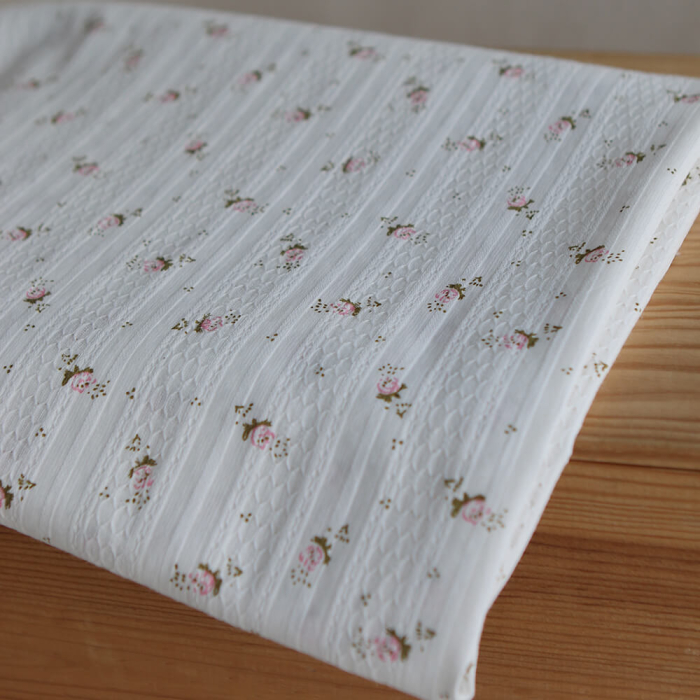 Suzanna - Tissu coton jacquard fond blanc fleuri rose