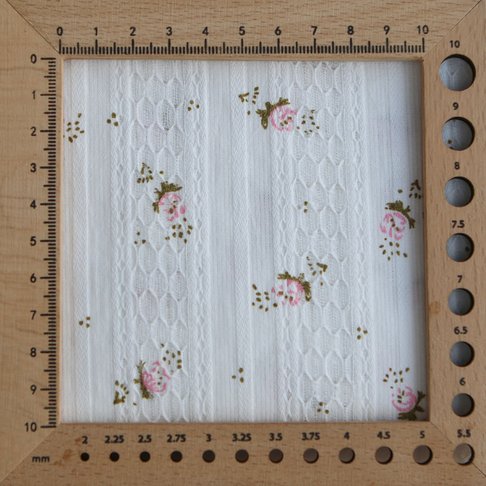 Suzanna - Tissu coton jacquard fond blanc fleuri rose