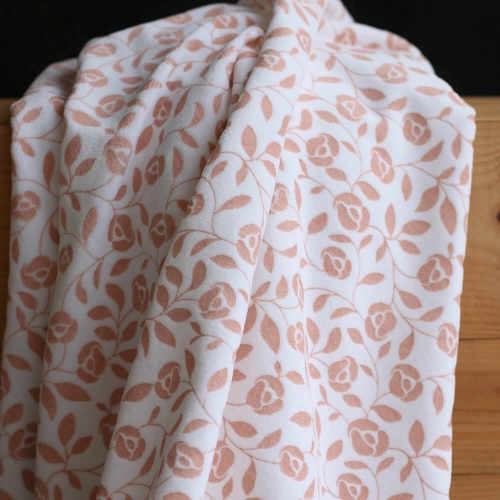 Velours de coton Nicky fond blanc lait motif argile rose