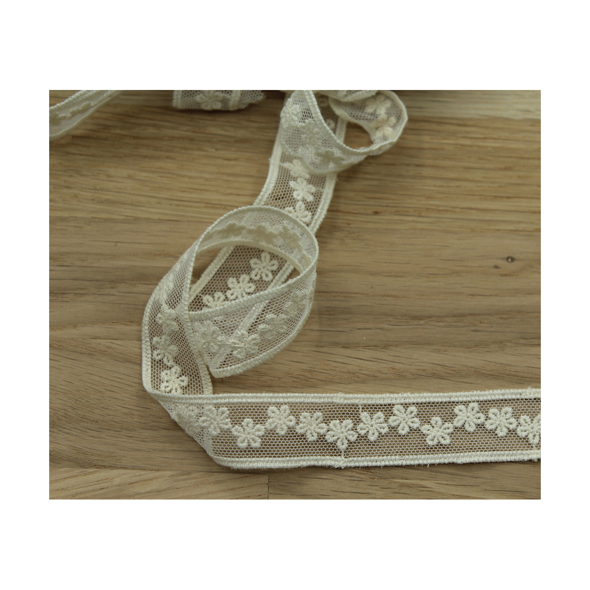 Galon tulle souple broderie coton brodé 20mm x 1m Galon tulle souple broderie coton brodé 20mm x 1m