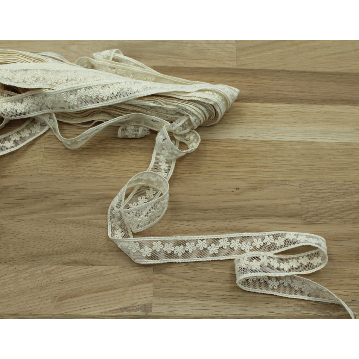 Galon tulle souple broderie coton brodé 20mm x 1m Galon tulle souple broderie coton brodé 20mm x 1m