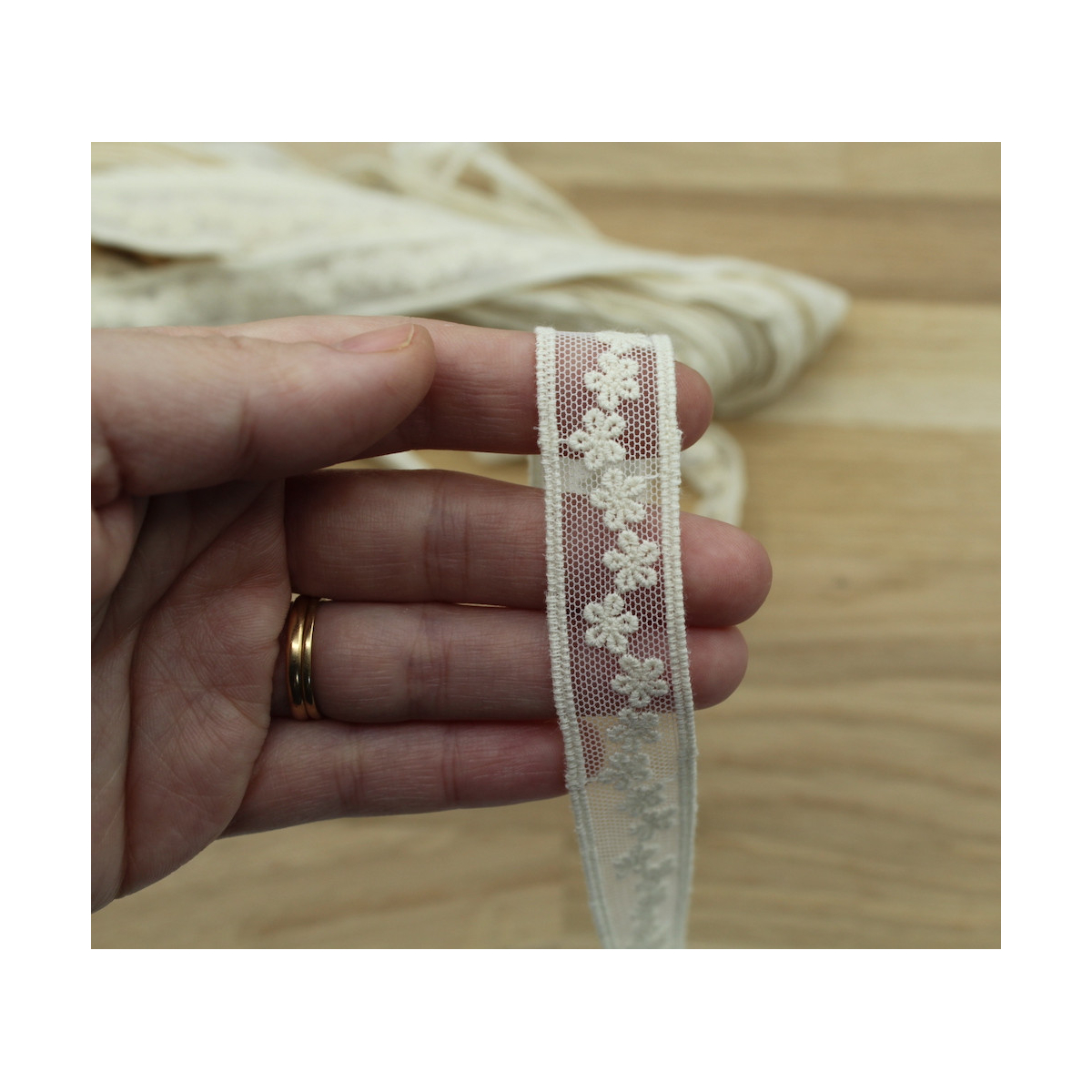 Galon tulle souple broderie coton brodé 20mm x 1m Galon tulle souple broderie coton brodé 20mm x 1m
