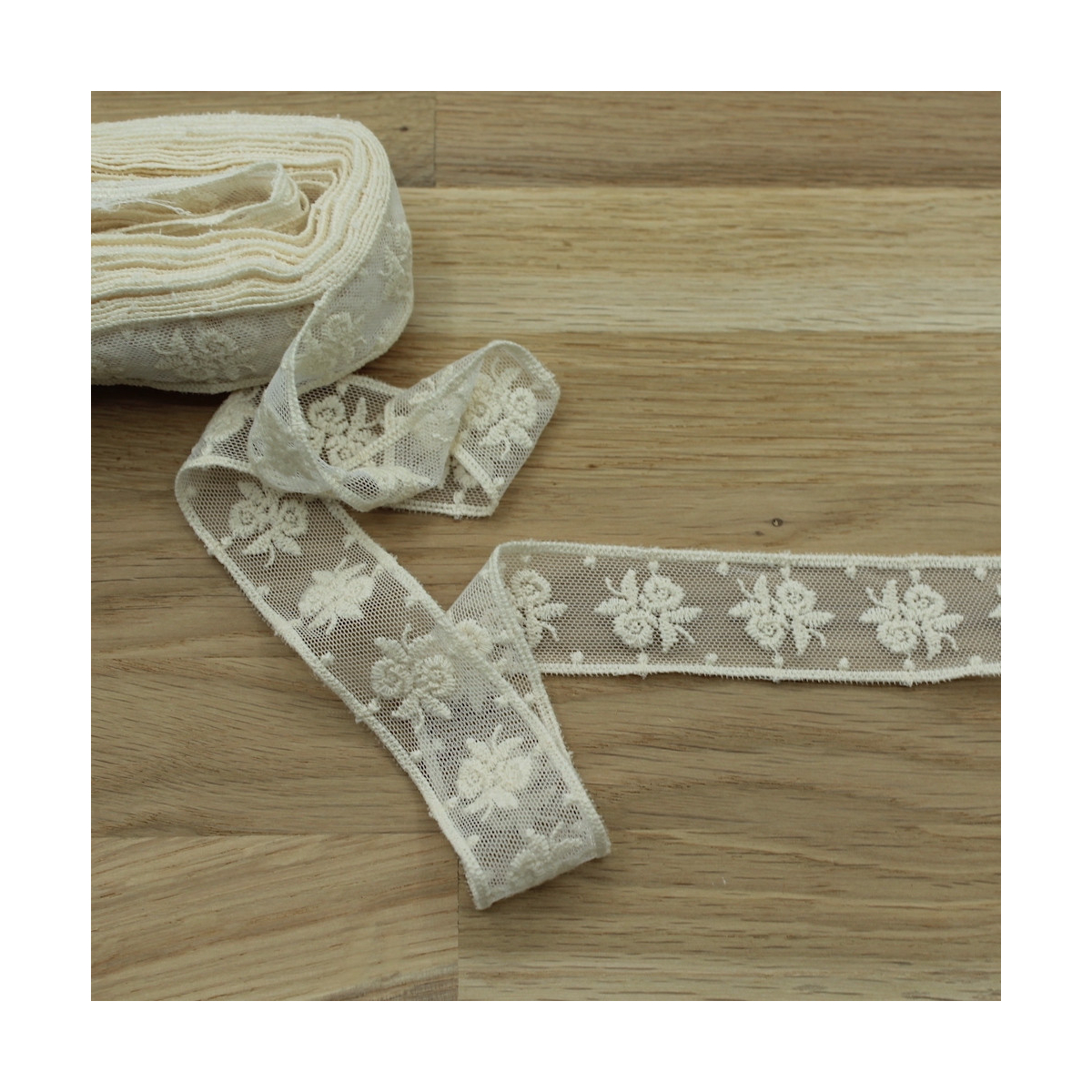 Galon tulle souple broderie coton brodé 30mm x 1m Galon tulle souple broderie coton brodé 30mm x 1m