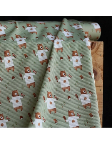 Jersey coton côtes fines à motifs petits ours de la forêt fond vert sauge