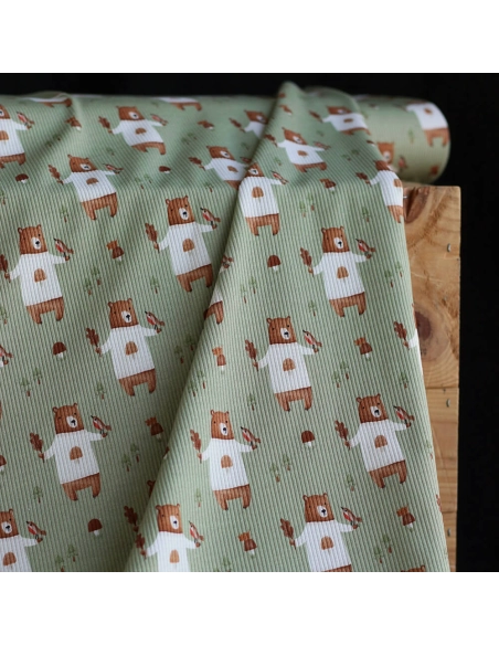 Jersey coton côtes fines à motifs petits ours de la forêt fond vert sauge