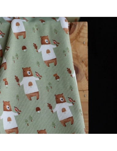 Jersey coton côtes fines à motifs petits ours de la forêt fond vert sauge