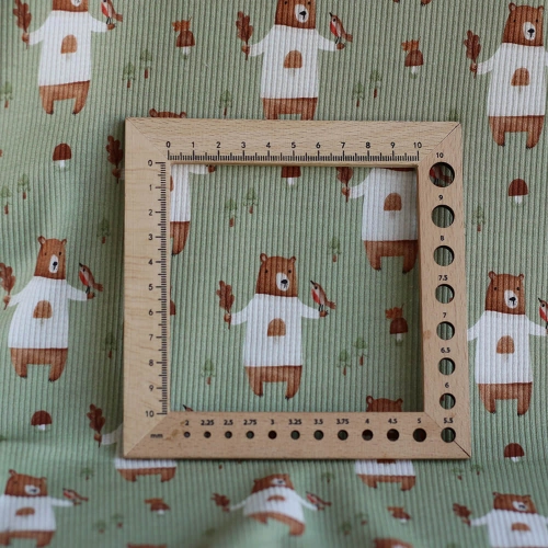 Jersey coton côtes fines à motifs petits ours de la forêt fond vert sauge 2