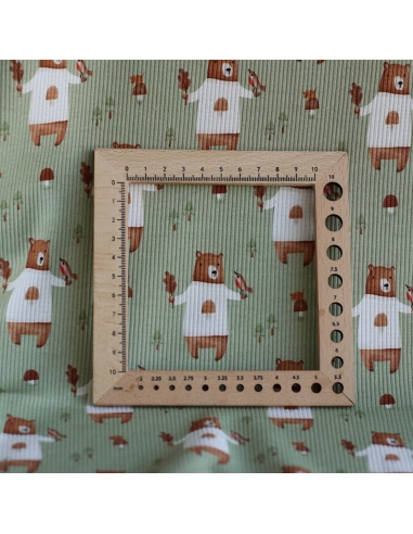 Jersey coton côtes fines à motifs petits ours de la forêt fond vert sauge