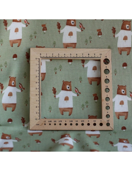 Jersey coton côtes fines à motifs petits ours de la forêt fond vert sauge