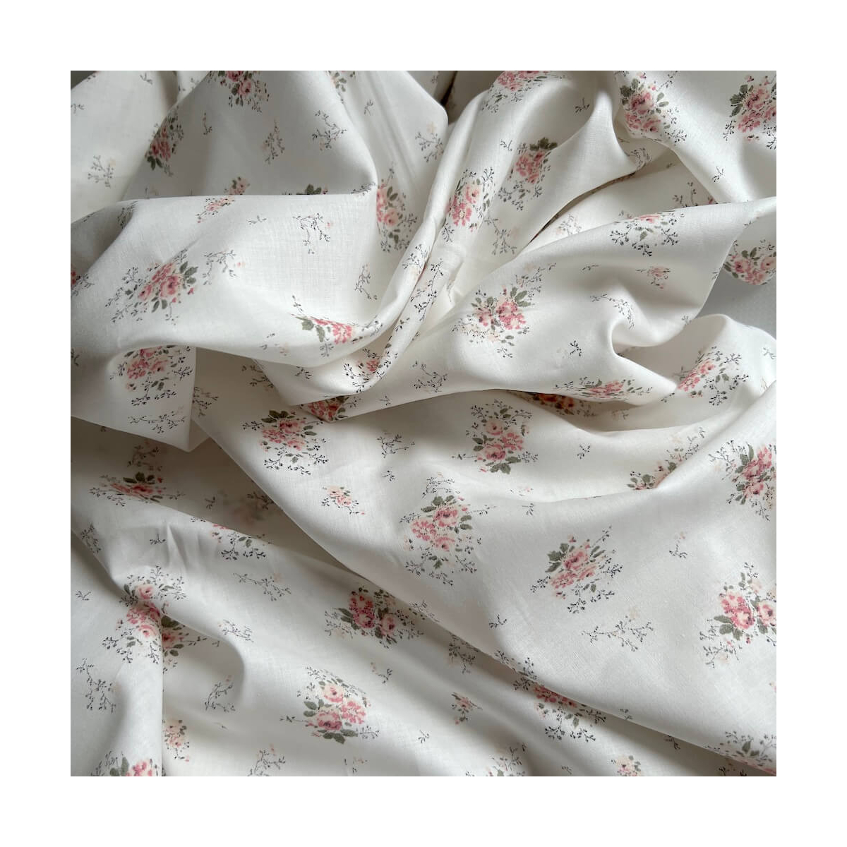 Tissu batiste coton douce imprimé fleuri ROMANCE vintage romantique Batikou