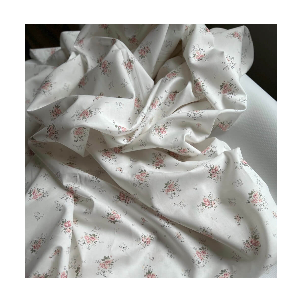 Tissu batiste coton douce imprimé fleuri ROMANCE vintage romantique Batikou