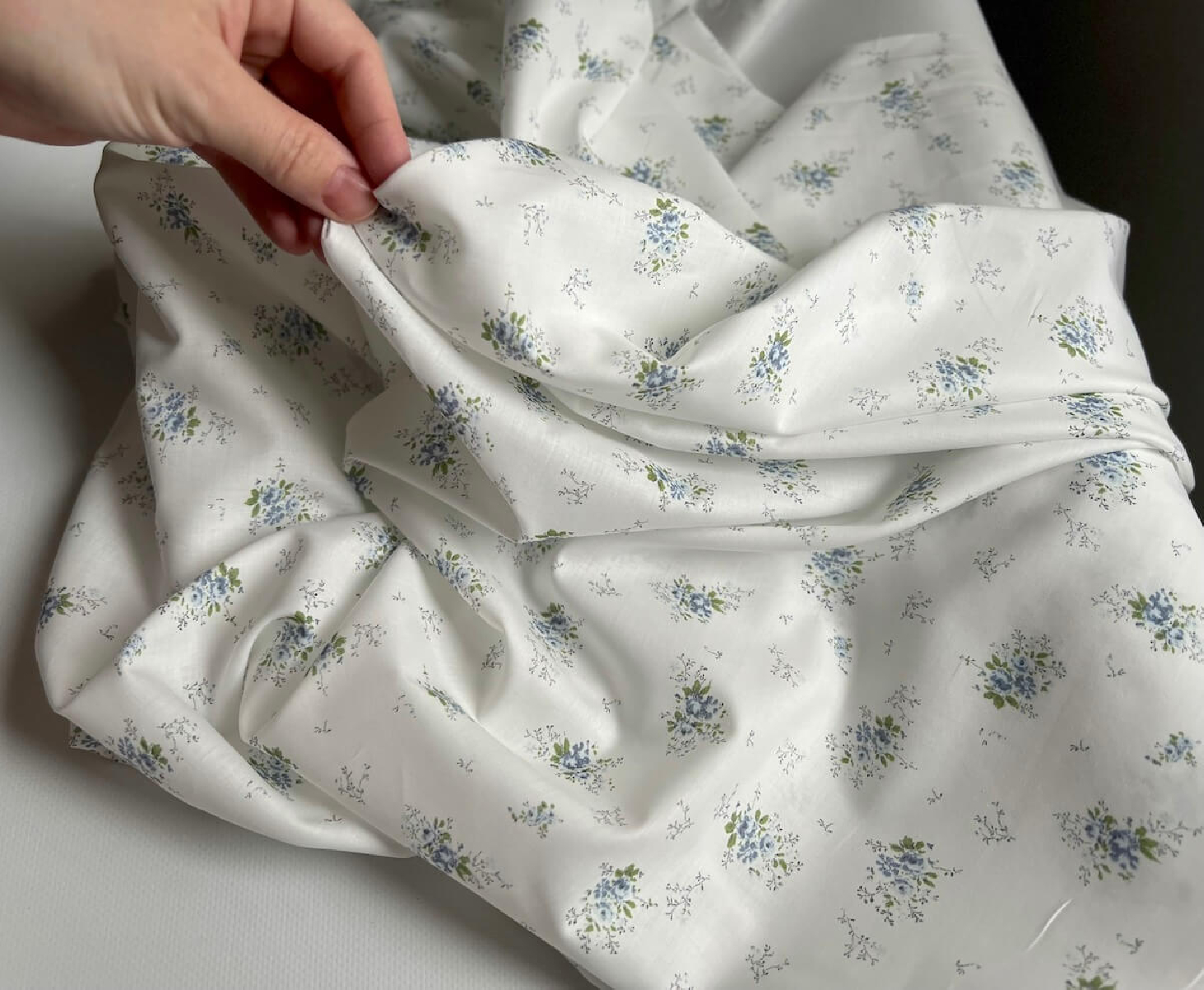 Romance - Batiste de coton BIO imprimé exclusif bleu