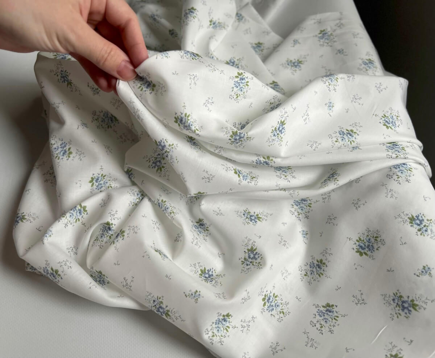 Romance - Batiste de coton BIO imprimé exclusif bleu